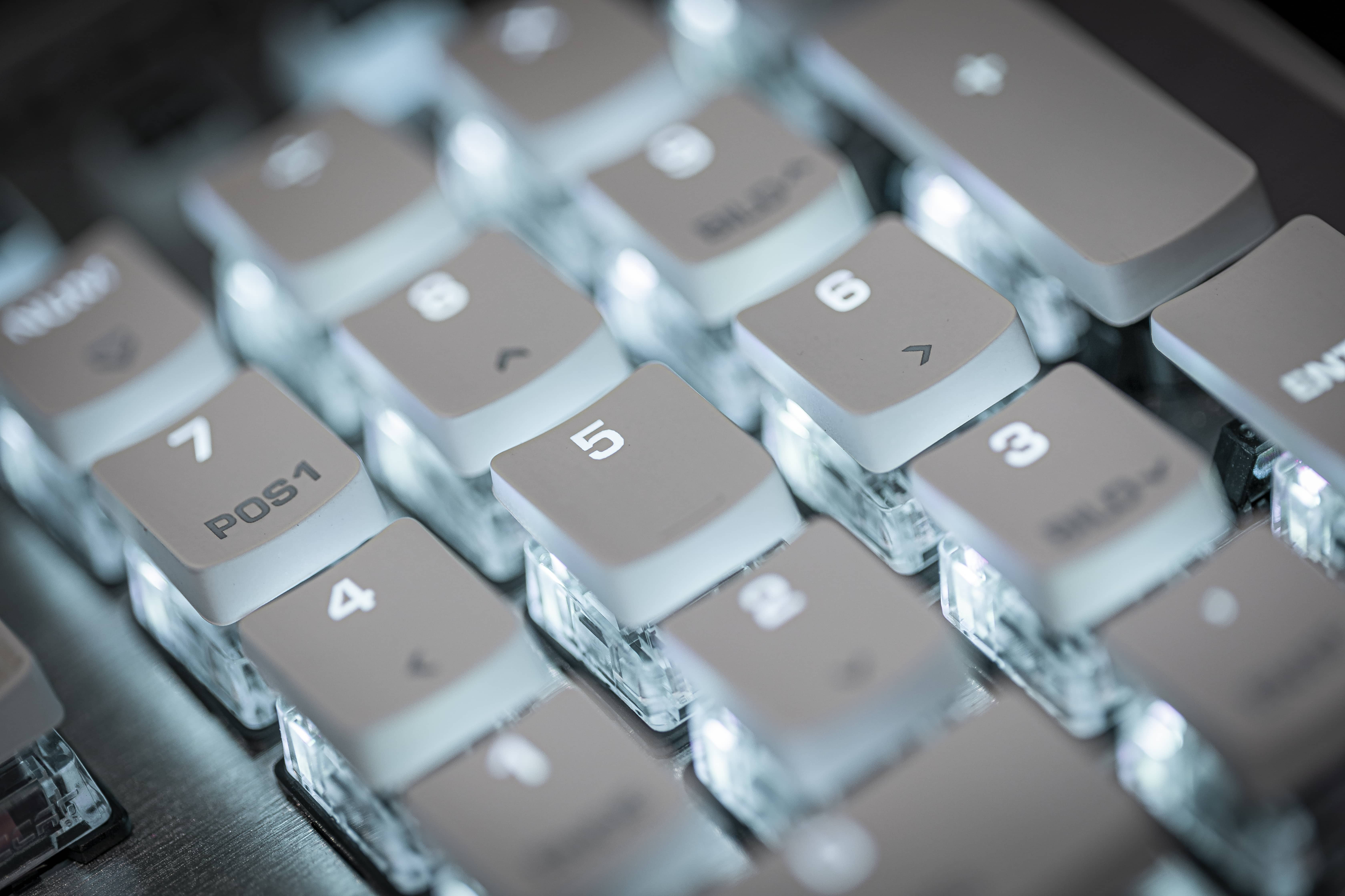 Un bloque numérico iluminado en un teclado moderno sirve como calculadora